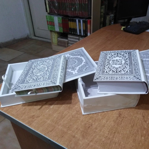 مفاتیح الجنان با قاب صندوقچه ای سفید