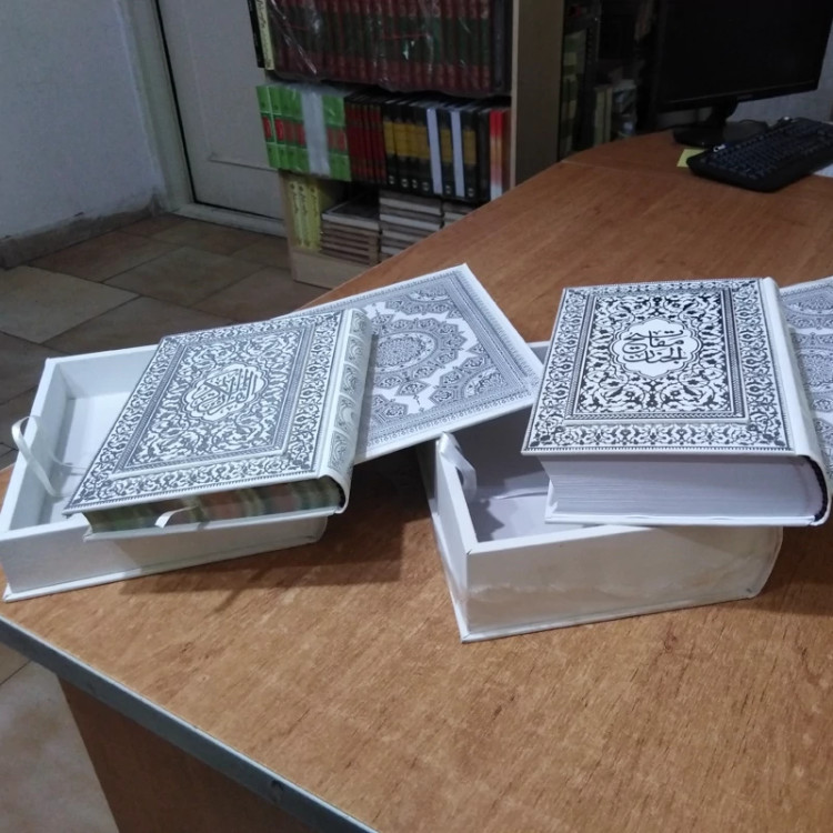 مفاتیح الجنان با قاب صندوقچه ای سفید